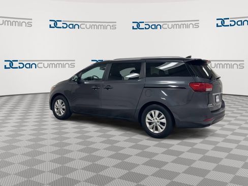 Used 2017 Kia Sedona LX w/ LX Essentials Premium Package image 6