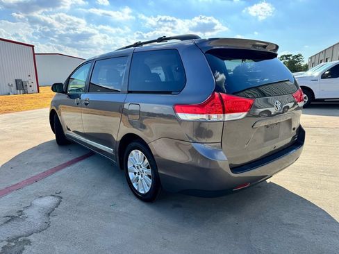 Used 2014 Toyota Sienna LE AWD/4WD image 4