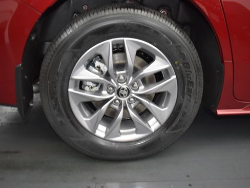 Used 2026 Toyota Sienna XLE FWD image 9