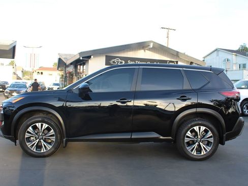 Used 2023 Nissan Rogue SV image 2