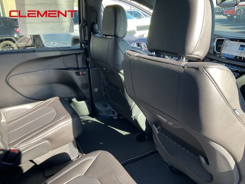 New 2026 Chrysler Pacifica Select image 26