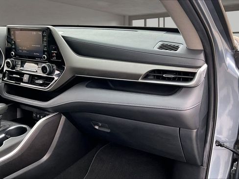 Used 2020 Toyota Highlander XLE image 27