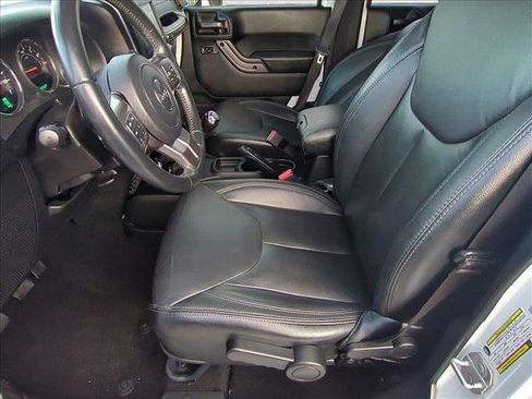 Used 2018 Jeep Wrangler Unlimited Sahara image 16