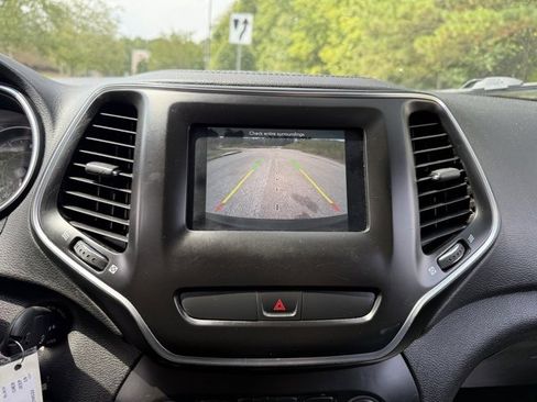 Used 2019 Jeep Cherokee Latitude w/ Popular Appearance Group image 17