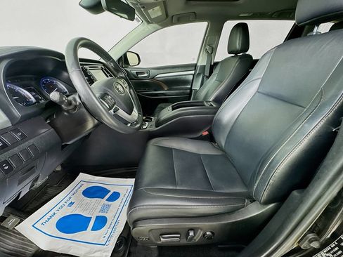 Used 2019 Toyota Highlander XLE FWD image 24