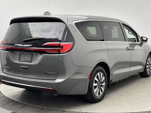 Used 2022 Chrysler Pacifica Touring-L w/ Uconnect Theater Family Group image 7