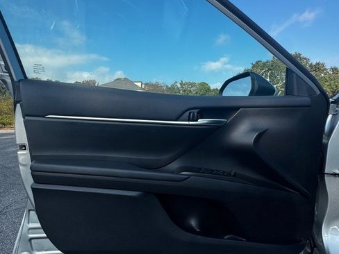 Used 2024 Toyota Camry SE image 9