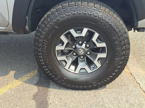 Used 2020 Toyota Tacoma TRD Off-Road w/ TRD Premium Off Road Package AWD/4WD image 9