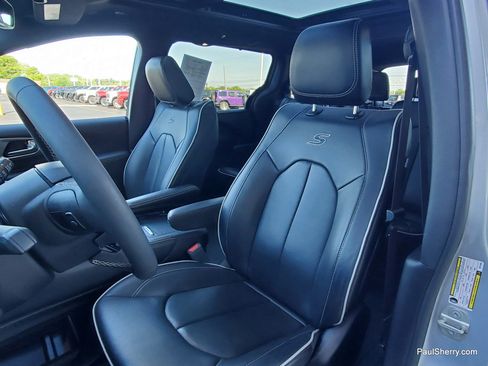 Used 2024 Chrysler Pacifica Limited w/ S Appearance Package AWD/4WD image 28