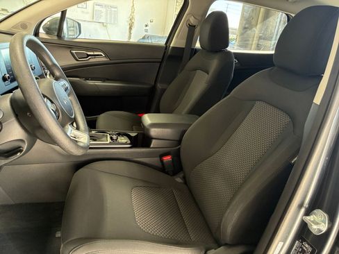 Used 2025 Kia Sportage LX image 25