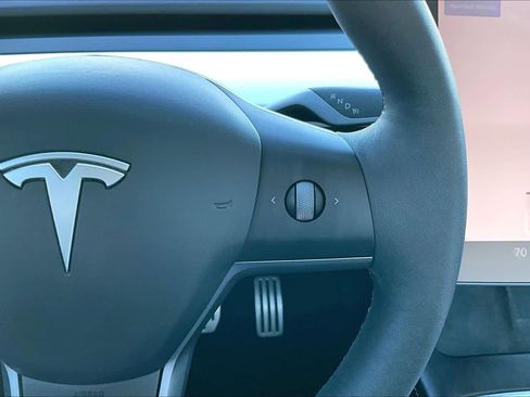 Used 2024 Tesla Model Y Performance image 25