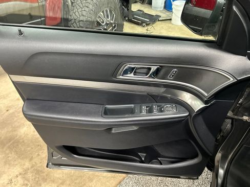 Used 2018 Ford Explorer XLT w/ Equipment Group 202A AWD/4WD image 13