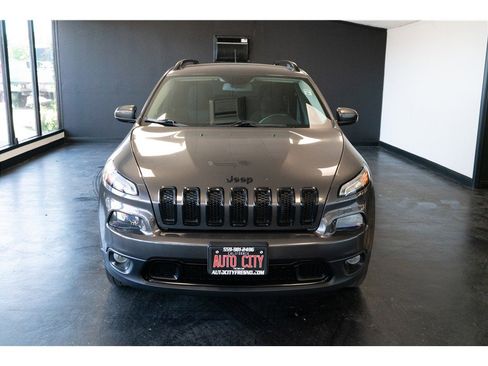Used 2018 Jeep Cherokee Latitude w/ Altitude Package AWD/4WD image 2