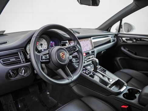 Certified 2025 Porsche Macan S AWD/4WD image 4
