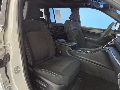 Used 2025 Jeep Grand Cherokee Laredo X image 25