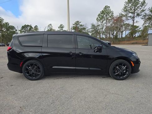 New 2026 Chrysler Pacifica Limited w/ S Appearance Package FWD image 3