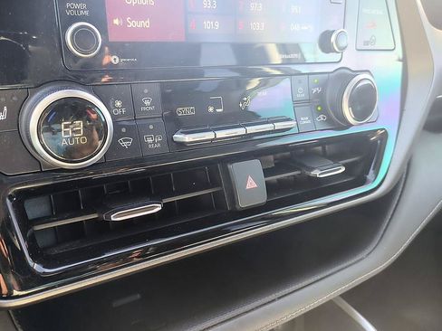 Used 2022 Toyota Highlander XLE AWD/4WD image 22