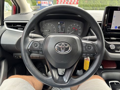 Used 2025 Toyota Corolla LE FWD image 18