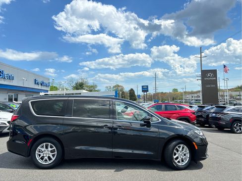 Used 2023 Chrysler Pacifica Touring-L FWD image 4