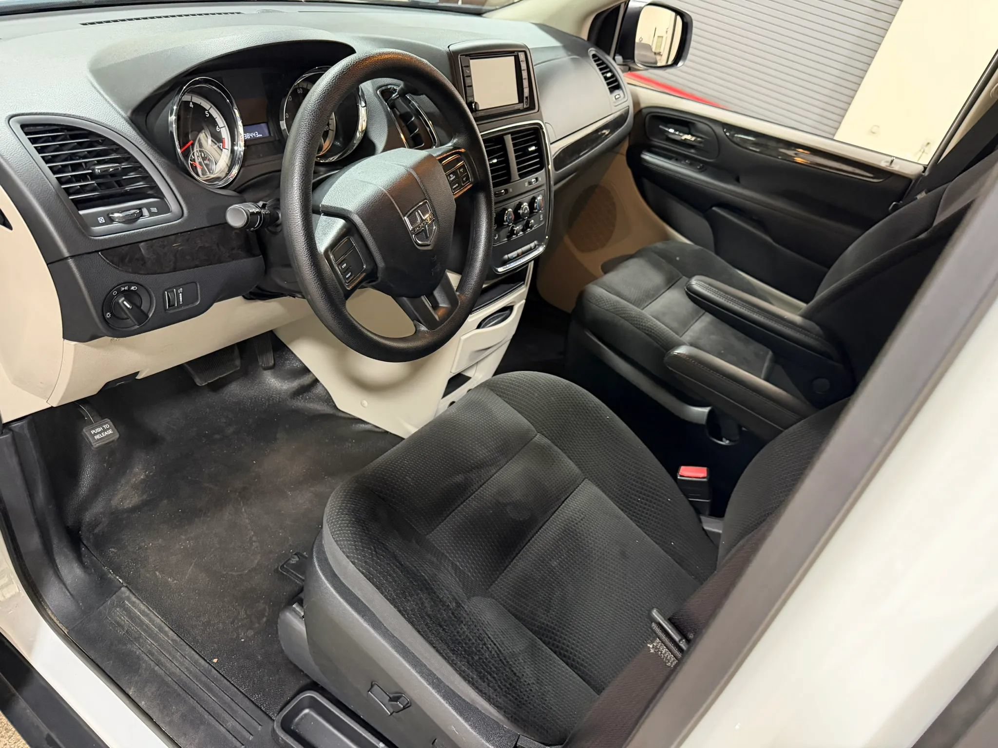 Used 2018 Dodge Grand Caravan SE FWD image 39