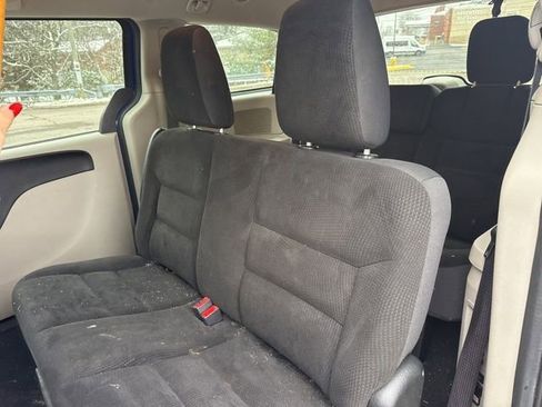 Used 2019 Dodge Grand Caravan SE w/ UConnect Hands-Free Group image 25