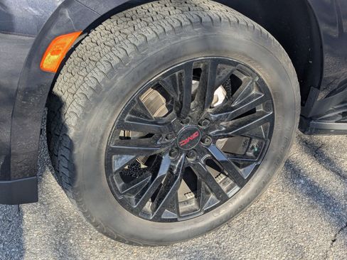 Used 2023 GMC Yukon SLT w/ SLT Premium Package image 11