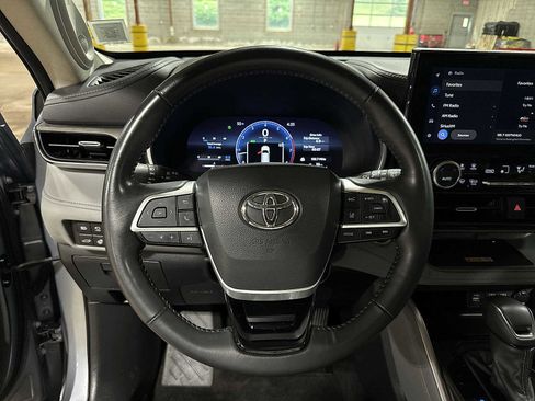 Used 2023 Toyota Highlander Limited AWD/4WD image 19