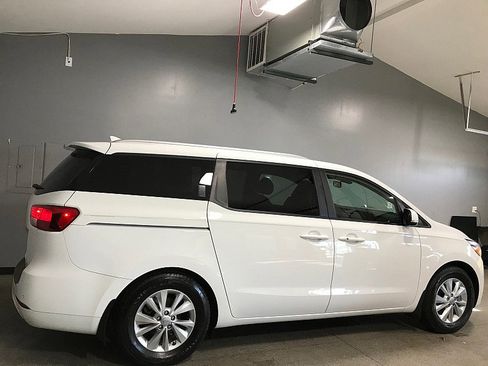 Used 2017 Kia Sedona LX w/ LX Essentials Premium Package image 4
