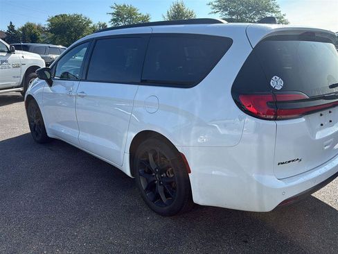 Used 2024 Chrysler Pacifica Touring-L w/ S Appearance Package FWD image 4