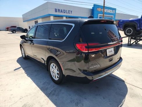 Used 2023 Chrysler Pacifica Touring-L image 6