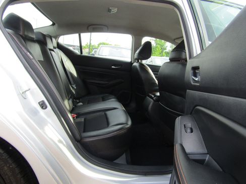 Used 2019 Nissan Altima 2.5 SR FWD image 14