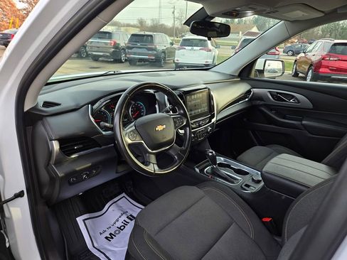 Used 2019 Chevrolet Traverse LT image 2
