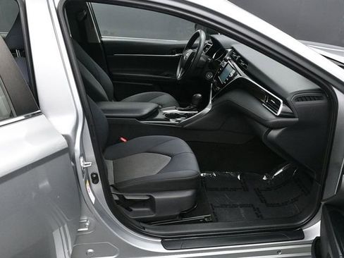 Used 2018 Toyota Camry LE image 9