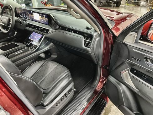 Used 2025 INFINITI QX80 Sensory image 33