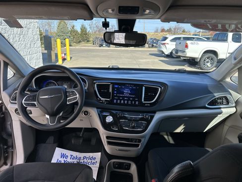 Used 2017 Chrysler Pacifica Touring w/ Tire & Wheel Group image 19