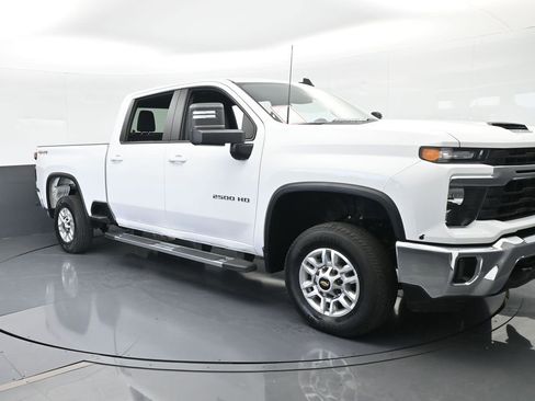 Used 2025 Chevrolet Silverado 2500 LT w/ Convenience Package image 8
