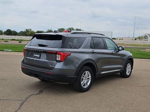 Used 2025 Ford Explorer Active AWD/4WD image 5