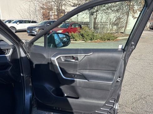Used 2020 Toyota RAV4 XLE image 32