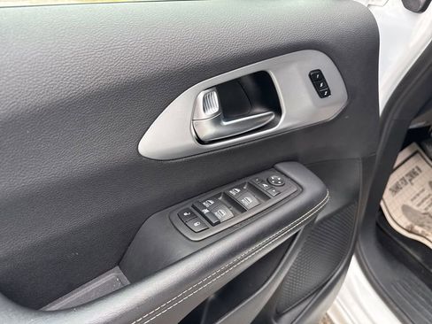 Used 2025 Chrysler Pacifica Limited image 44
