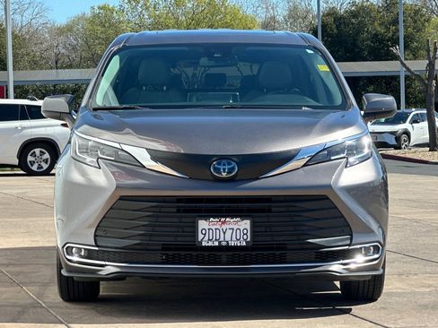 Certified 2022 Toyota Sienna XLE image 11