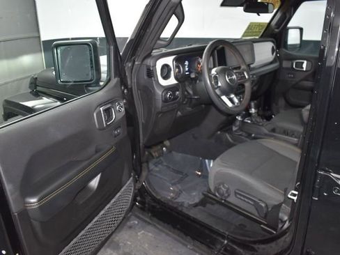 Used 2024 Jeep Wrangler Unlimited Sahara AWD/4WD image 11