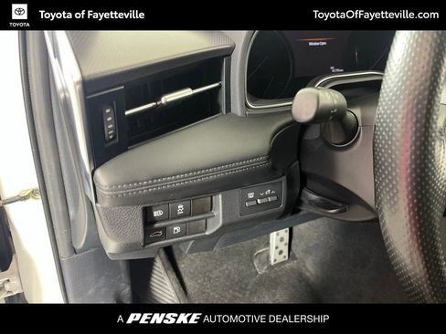 Used 2022 Toyota Avalon XSE FWD image 28