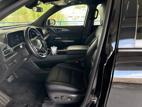 Used 2025 Chevrolet Traverse LT FWD image 2
