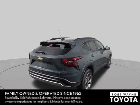 Used 2025 Chevrolet Trax LT FWD image 7