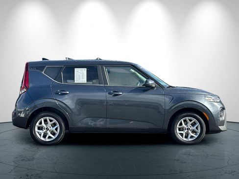 Certified 2022 Kia Soul LX w/ Technology Package image 3
