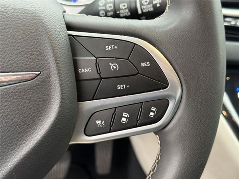 Used 2023 Chrysler Pacifica Touring-L FWD image 27