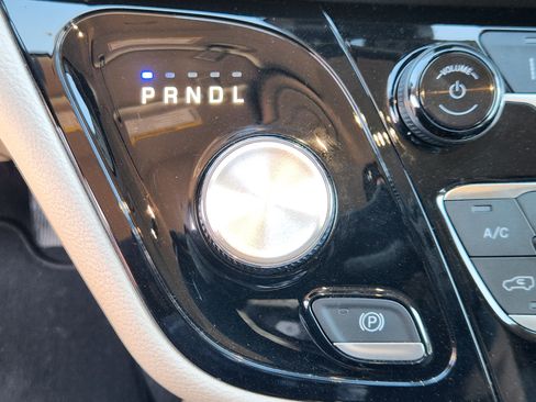 Used 2023 Chrysler Pacifica Touring-L image 12