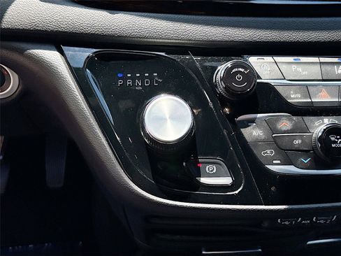 Used 2025 Chrysler Pacifica Select FWD image 16