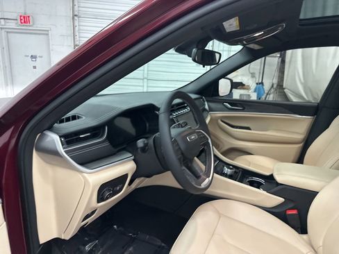 Used 2023 Jeep Grand Cherokee Limited image 9