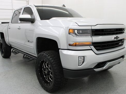 Used 2018 Chevrolet Silverado 1500 LT w/ All Star Edition AWD/4WD image 4
